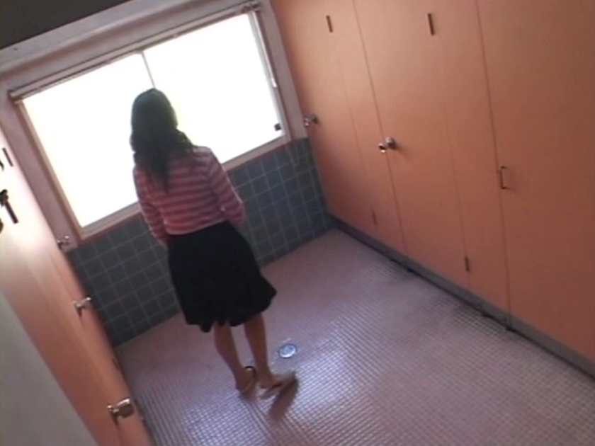 おしっこ我慢の限界 トイレに間に合わず途中で悶絶失態おもらし盗撮  パッケージ