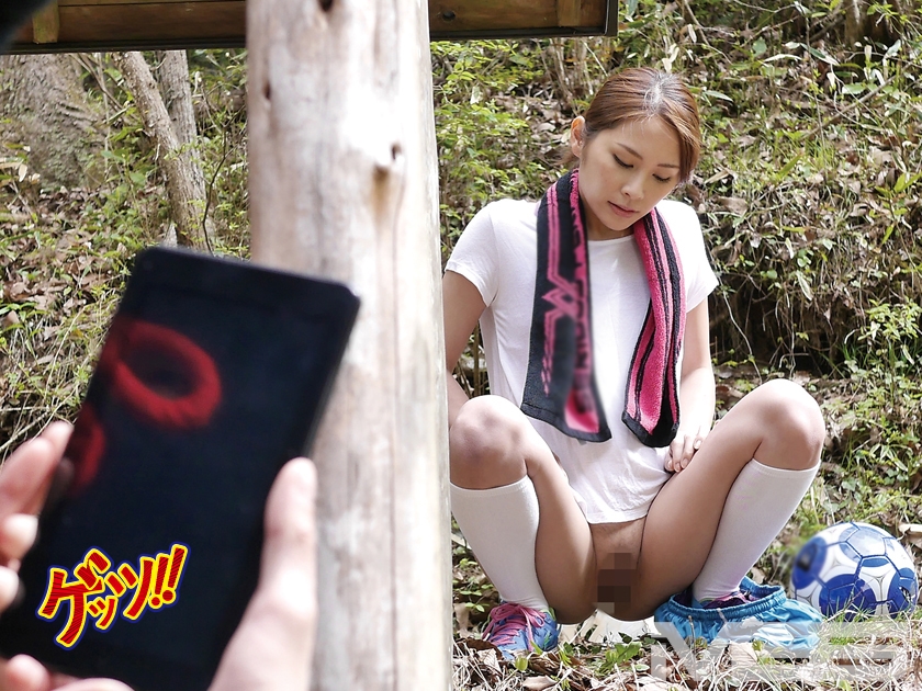 【ドッキリ】フットサル場トイレを使用禁止にしたら、スポーツ女子の野ション盗撮成功！！「動画サイトにうｐしてイイですかｗ」で、生ハメ中出しまでヤレるか検証する！！【生放尿中】  パッケージ