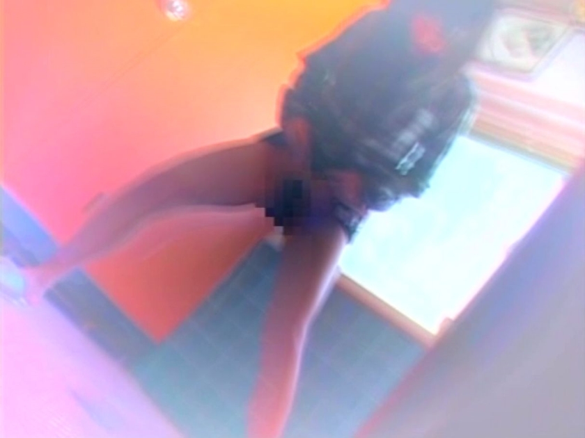 おしっこ我慢の限界 トイレに間に合わず途中で悶絶失態おもらし盗撮  パッケージ