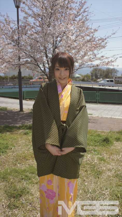 石和温泉で見つけた卒業旅行中の女子学生がマジックミラー号に初乗車 湯上りで火照った巨乳と美尻を性感マッサージ 敏感になった浴衣娘は4回イッて失禁･･･流されて生ハメ・戸惑いながらも初中出し！ 3  パッケージ