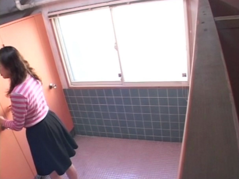 おしっこ我慢の限界 トイレに間に合わず途中で悶絶失態おもらし盗撮  パッケージ