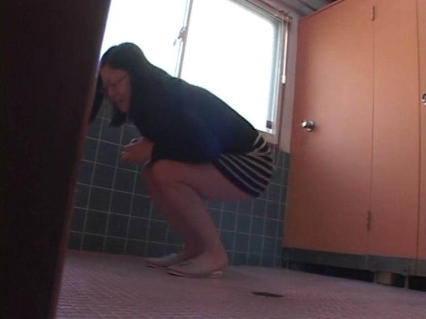 おしっこ我慢の限界 トイレに間に合わず途中で悶絶失態おもらし盗撮  パッケージ