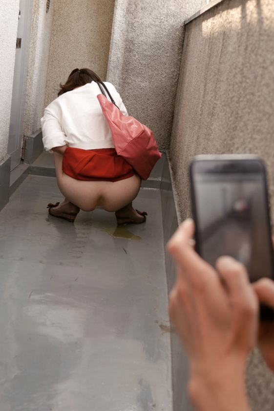 超ミニスカ女子が都会で野ション！それを目撃し戸惑いながらもソソられた僕。しかしこちらに気付いた女子は羞恥的過ぎて発情し、僕に逆羞恥プレイを仕掛けて来た！！ 2  パッケージ