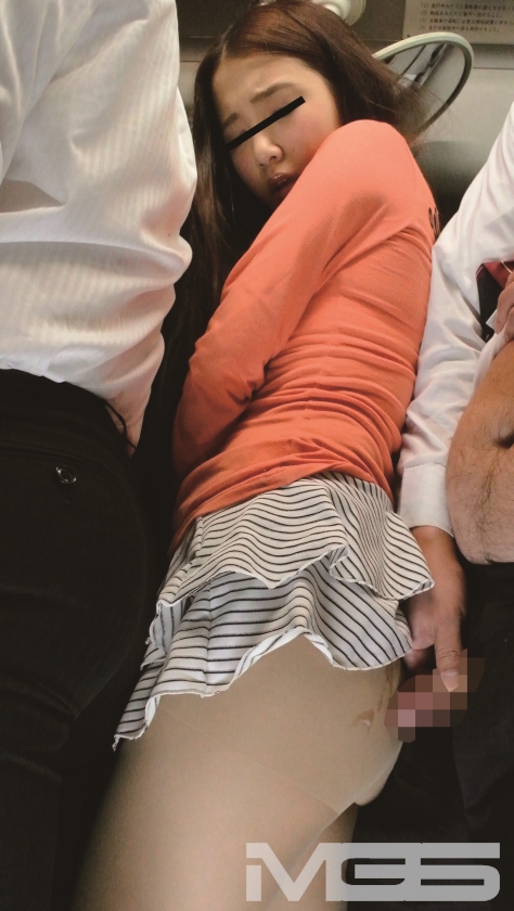 満員車内で人妻のスカートがめくれ上がりパンツ丸出し！せっかくだから勃起チ○ポを密着させたら、何度もお漏らしするぐらいに悶々と男を待っていたのだ！  パッケージ