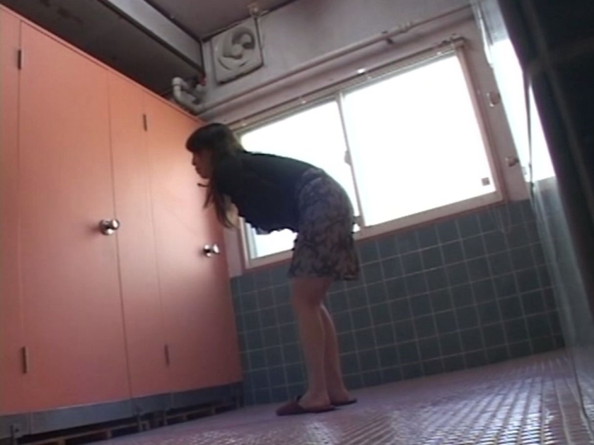 おしっこ我慢の限界 トイレに間に合わず途中で悶絶失態おもらし盗撮  パッケージ