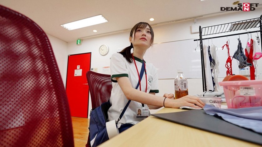 SOD女子社員 モザイクギリギリを目指してワギナグイ込み生着替えさセクハラ 着衣放尿濡れ透けチェック！ジョリ毛・菊門まで迫る接写&局部アップ 挿入感確認 演出部3年目 矢嶋希里乃  パッケージ