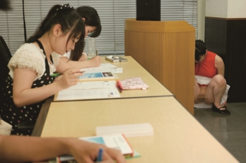 勤務中に我慢し切れず弾丸放尿しちゃった女 2 みゆき菜々子 永井みひな かなで自由  パッケージ