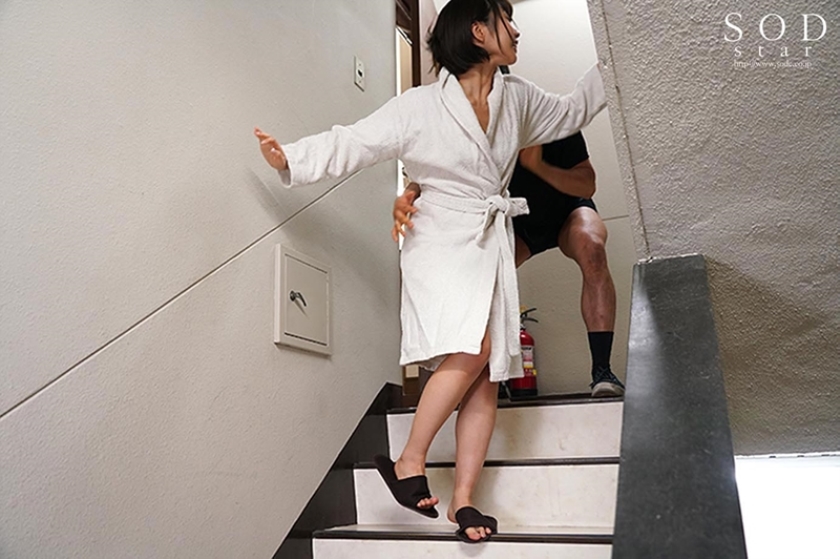 オシッコに向かう途中に即ハメ！即ズボ！快感に耐え切れず失禁しながらガクブル絶頂！！ 戸田真琴  パッケージ