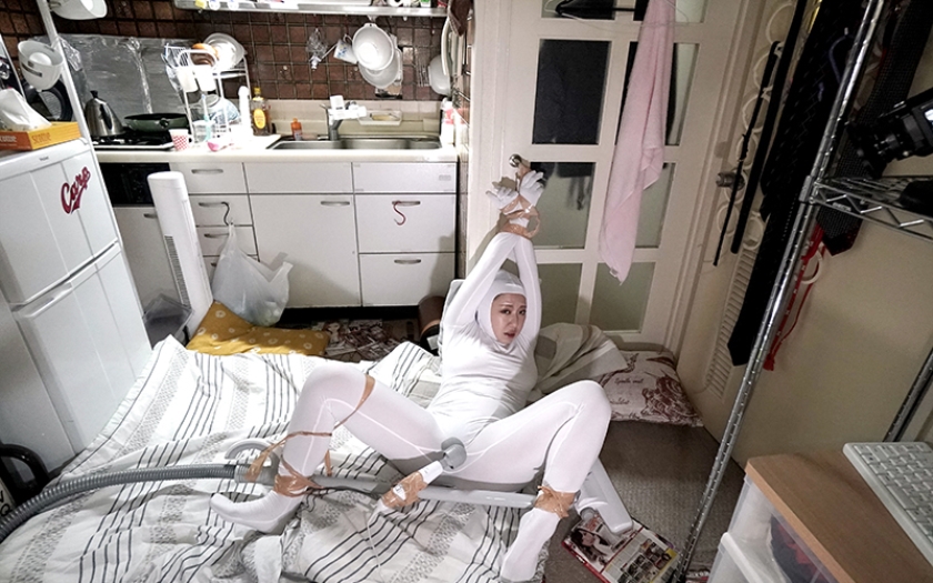 (羞恥) ババコス！(BBA) 大人しそうな爆乳奥さんを綾●レイにしてみたら潮を吹き上げて淫乱に変身した件 (中田氏) 山本優美奥様 41歳  パッケージ